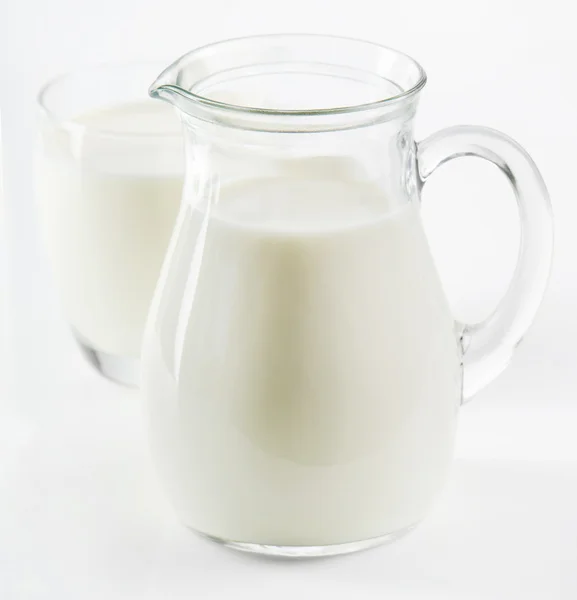 Glas kruik en glas met melk — Stockfoto