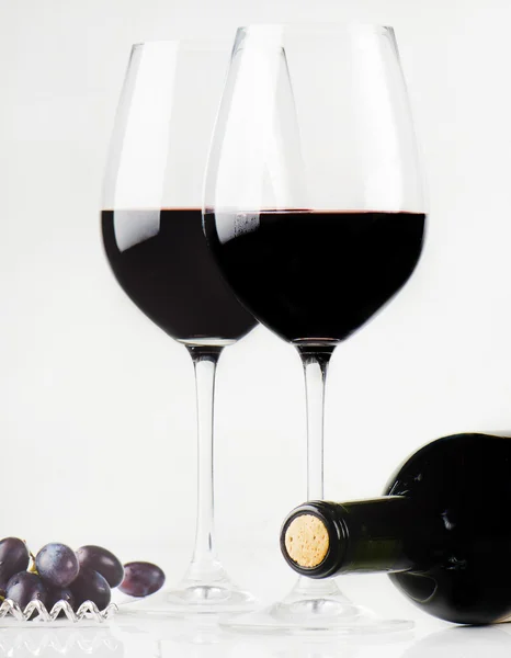 Červené víno ve skle s hrozny — ストック写真