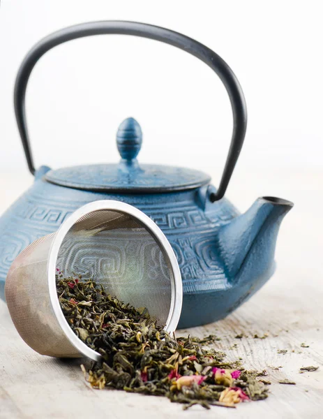 Зеленый чай и чайник — стоковое фото