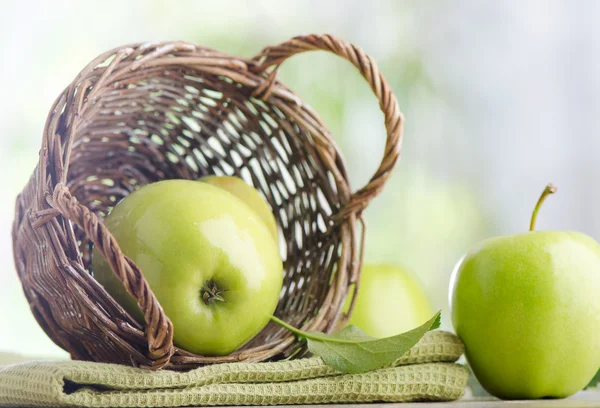Свіжі яблука в кошику — стокове фото