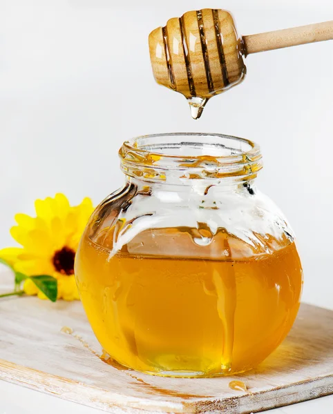 Miele in barattoli di vetro — Foto Stock