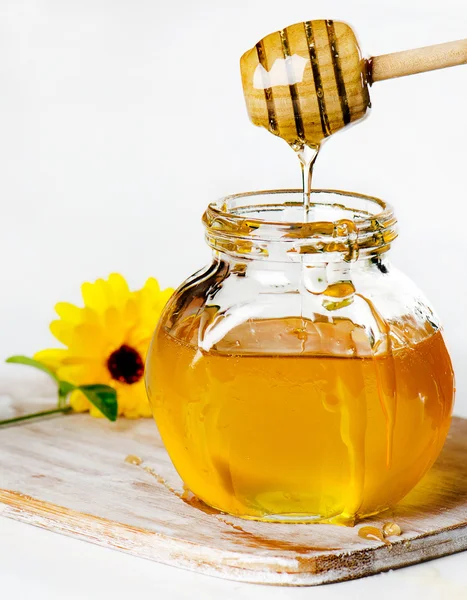 Μέλι σε γυάλινα βάζα — Φωτογραφία Αρχείου