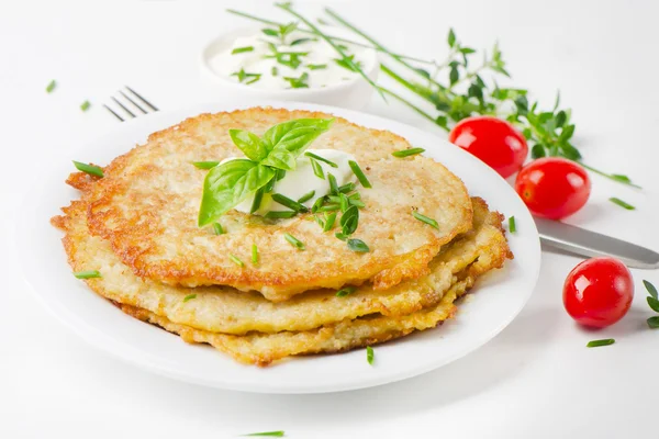 Pancake di patate con panna acida — Foto Stock