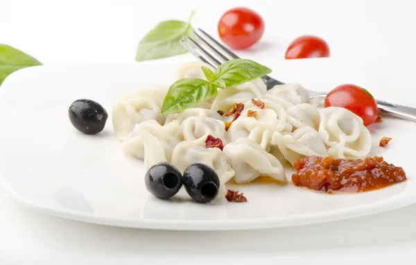 Ravioli pasta med tomatsås — Stockfoto