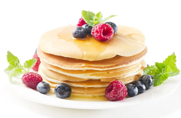 Pancakes with raspberries and blueberries isolated on white — Stock Photo, Image