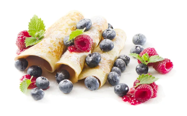 Pancakes with raspberries and blueberries isolated on white — Zdjęcie stockowe
