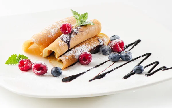 Pancakes with raspberries and blueberries — Stock Photo, Image