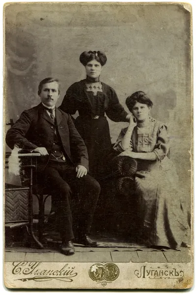 俄罗斯 大约十九 世纪初结束 古色古香的照片显示男子坐在桌前与两个女人 卢甘斯克 俄罗斯帝国 乌克兰俄罗斯文本 Umanskiy 摄影师的名字 卢甘斯克 — 图库照片