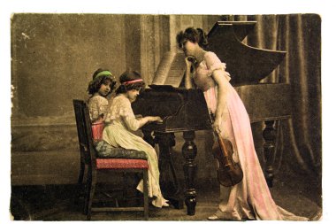 bir keman piyano duran onun elinde olan kadın