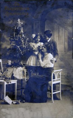 Aile Noel ağacının yakınında