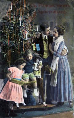 Rusya - 1913 yaklaşık: Rusya'da basılı kartpostal aile yılbaşı ağacı, circa 1913 yakınındaki gösterir