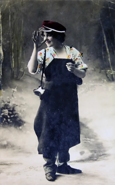 Mulher em um avental e boné faz Nariz — Fotografia de Stock