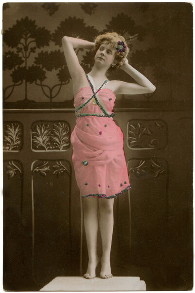 Босоногая красивая девушка
