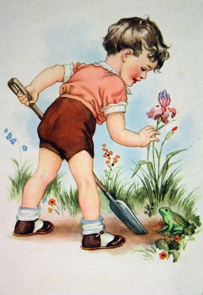 Chłopiec z łopatą w ogrodzie — Zdjęcie stockowe