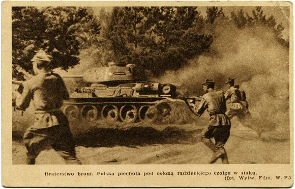 Броня братства, пехота идет в атаку Польши под прикрытием советских танков — стоковое фото