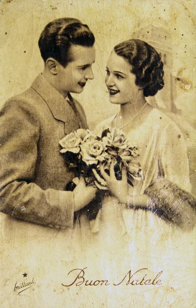 Lyckliga paret med blommor — Stockfoto