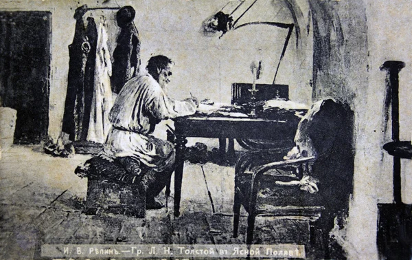 Comte Léon Tolstoï à Yasnaya Poliana avec des peintures d'Ilya Repin — Photo