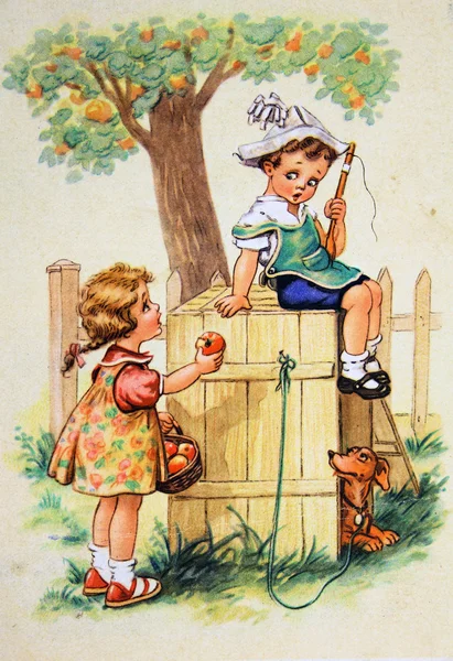 Mädchen reicht dem Jungen, der auf dem Hundehaus sitzt, einen Apfel — Stockfoto