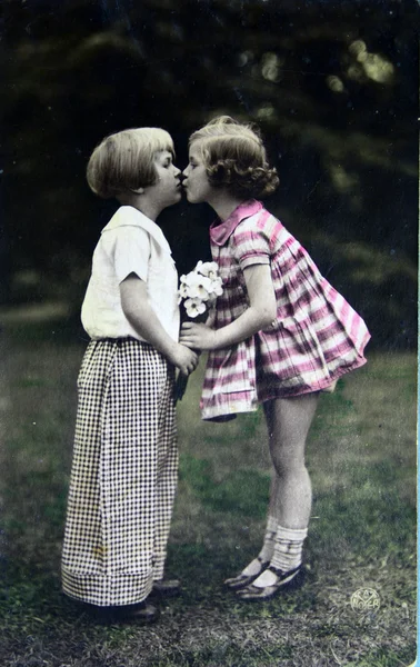 Мальчик целует девочку — стоковое фото