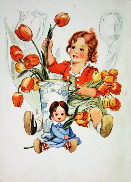 Menina coloca tulipas em um vaso — Fotografia de Stock