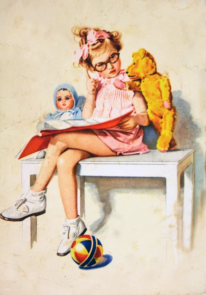 Menina sentada em um banco com uma boneca e ursinho de pelúcia — Fotografia de Stock