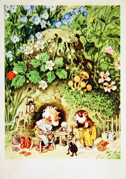 Gnome voorkant van zijn huis met een muis en kever — Stockfoto