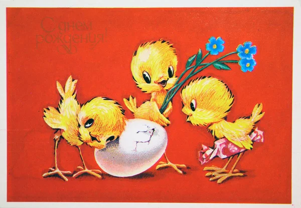 Three chick with flowers waiting for the fourth chick from an eg — Stock Photo, Image