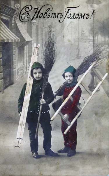 Chlapci s košťata a žebříky na pozadí na stree — Stock fotografie