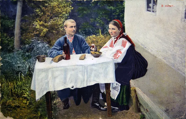Man gives the woman a glass of wine — Stockfoto