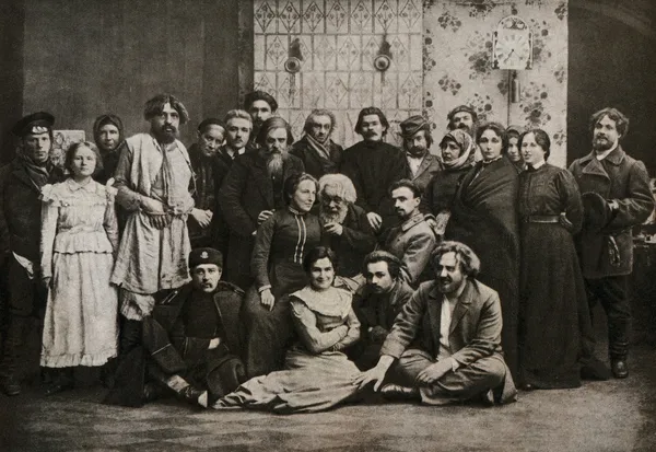 Maxim Gorky, among artists - participants of the play "Philistin — Stock Photo, Image
