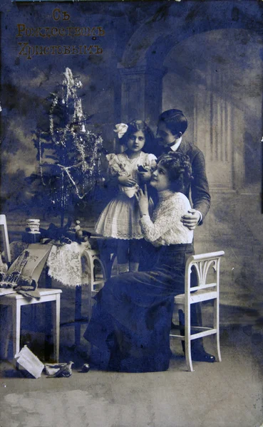 Familjen nära julgran — Stockfoto