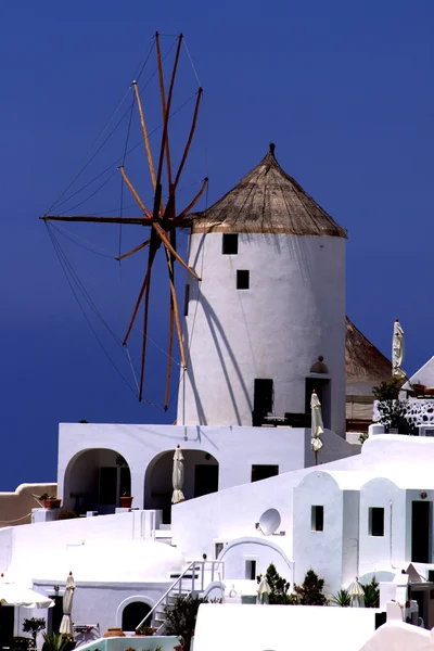 Větrný mlýn na ostrově santorini — Stock fotografie