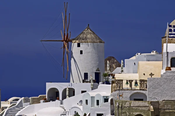 Molino de viento en isla de Santorini — Foto de Stock