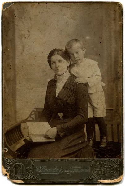 世紀の初めに Xix の終わり ロシア アンティークの写真に 母と息子 ルガンスク ロシア帝国 今ウクライナ ロシア語のテキスト — ストック写真