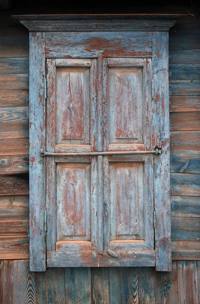 Старое окно с жалюзи — стоковое фото