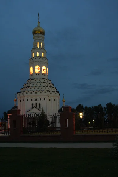 Catedral de Pedro y Pablo en Prokhorovka por la noche — Foto de Stock