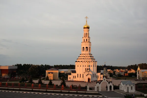 Τον καθεδρικό ναό Πέτρου και Παύλου στο Πρόχοροφκα στο ηλιοβασίλεμα — Φωτογραφία Αρχείου