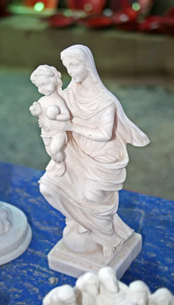 Estátua de Maria virgem com Jesus — Fotografia de Stock