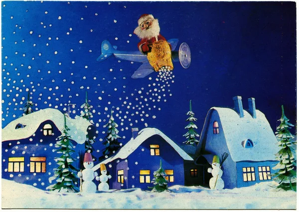 Санта Клаус летит на самолете в город и катается на sn — стоковое фото