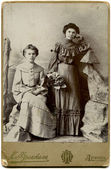 russland - um 1904: ein antikes foto zeigt zwei frauen, lugansk, russisches reich, jetzt ukraine, 1904 russischer text: frenkel (fotograf), lugansk