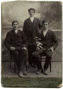 Rusya - 1898 dolaylarında: antika bir fotoğraf üç erkek, lugansk, Rus, Ukrayna, 1898 gösterir.
