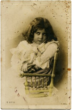 bir sandalyede kız portresi