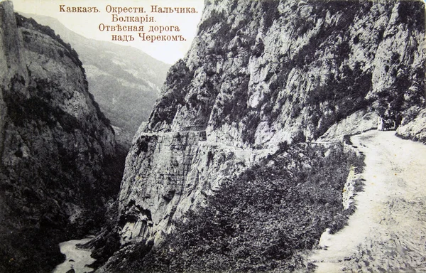 Steile weg over de rivier cherek rond Naltsjik, bolkar, caucasu — Stockfoto