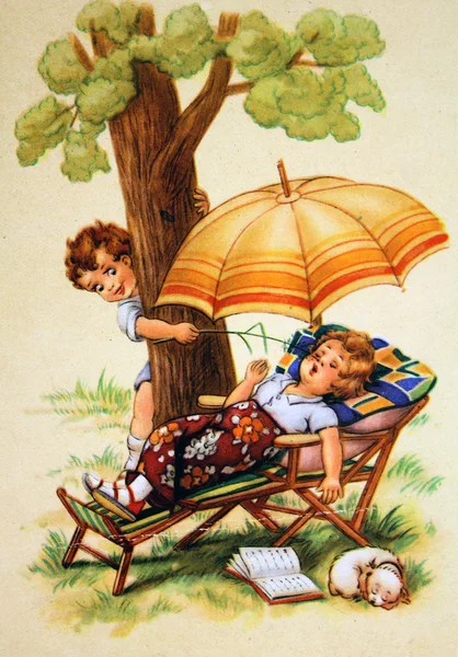 Ragazzo da dietro un albero un filo d'erba solletico la ragazza sleepi — Foto Stock