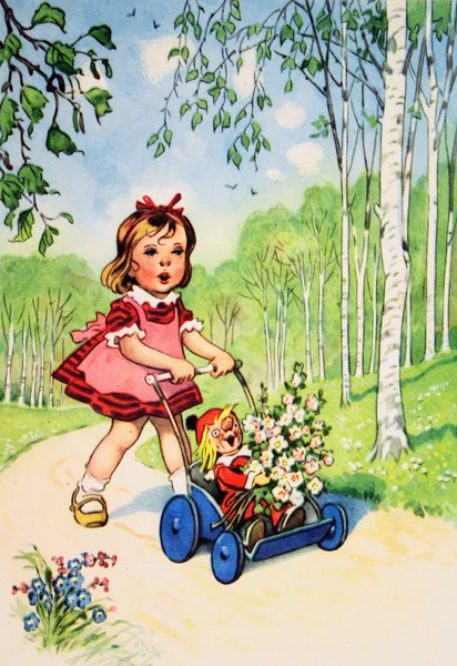 女の子は花とベビーカーの人形を運ぶ — ストック写真