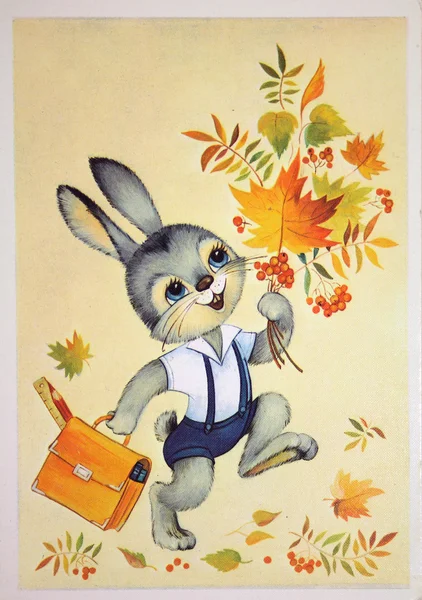 URSS - CIRCA 1985: Reprodução de postais antigos mostra coelho com um buquê de folhas de outono e pasta vai para a escola, por volta de 1985 — Fotografia de Stock