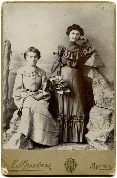 俄罗斯 1904 古色古香的照片显示了两个女人 卢甘斯克 俄罗斯帝国 现在乌克兰 1904年俄文文本 弗伦克尔 摄影师 卢甘斯克 — 图库照片