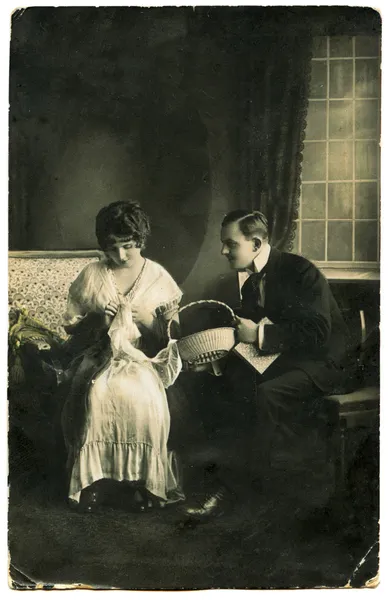 Jovem casal sentado em um quarto — Fotografia de Stock