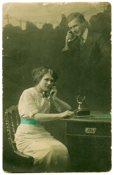Mladý pár mluví po telefonu — Stock fotografie