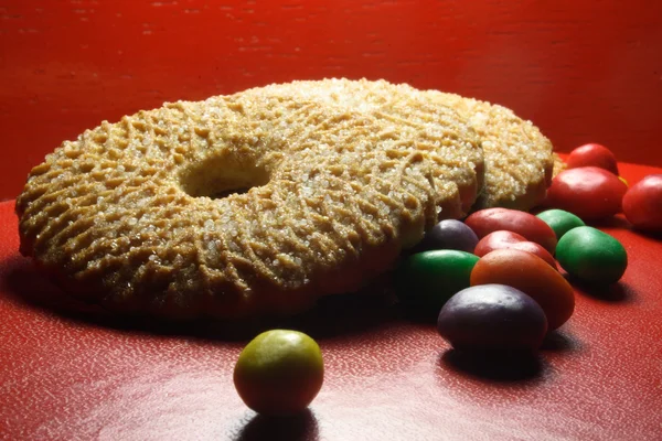 Cookies com doces coloridos muito brilhantes — Fotografia de Stock